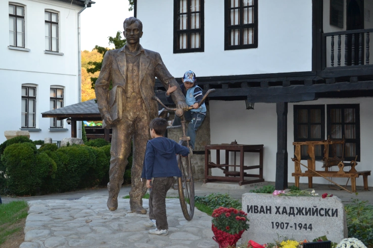 Паметник на Иван Хаджийски в град Троян