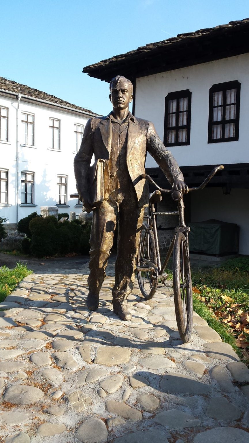 Паметник на Иван Хаджийски в град Троян