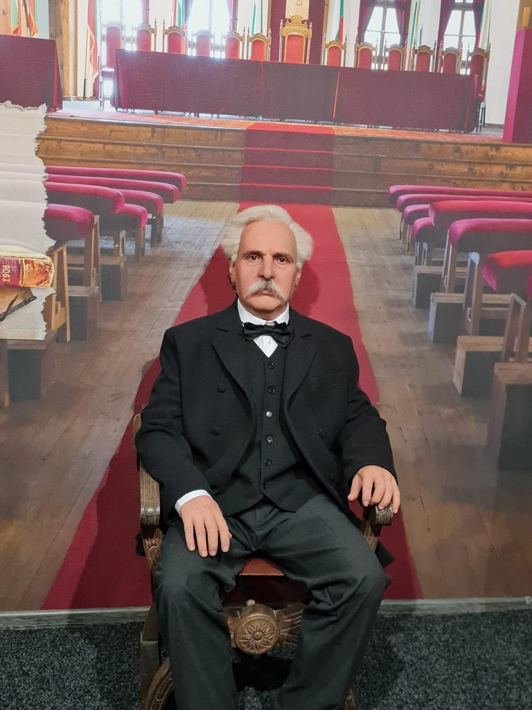 Галерия с реалистични фигури град Бяла