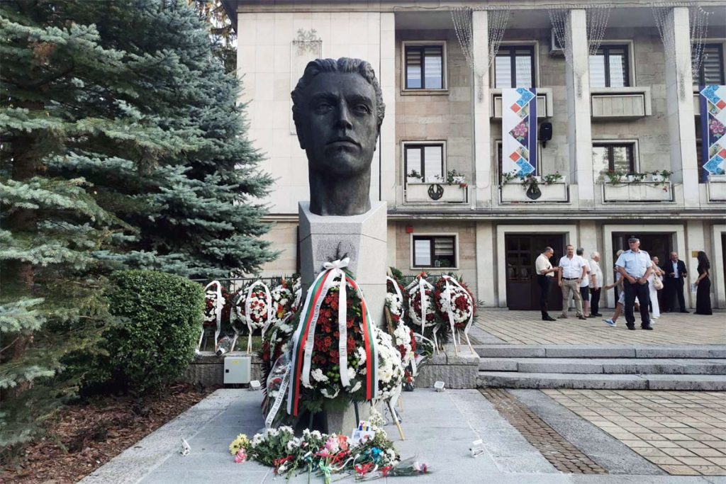 Паметник на Васил Левски в град Троян