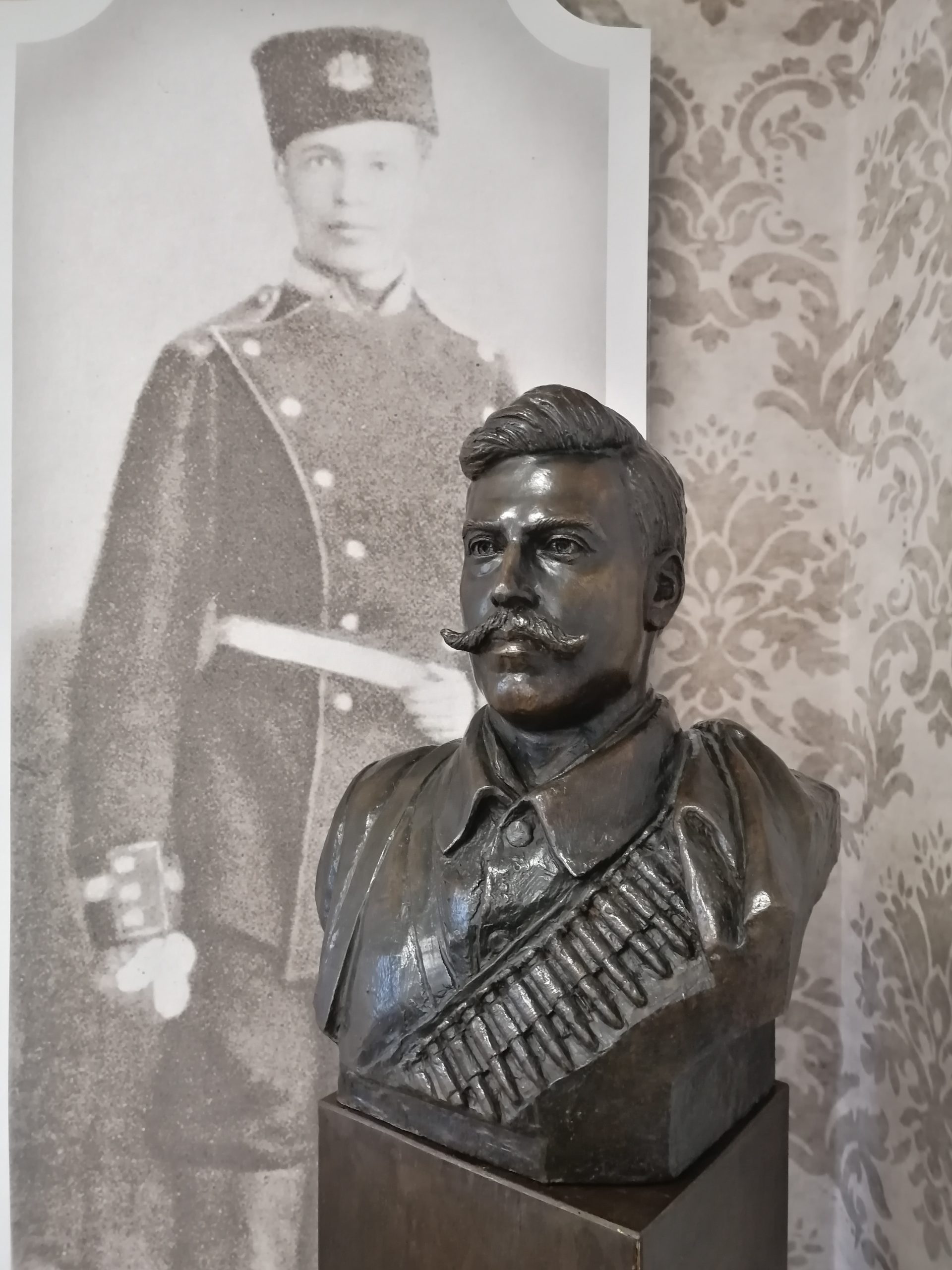 Бюст на Гоце Делчев намиращ се в военно училище Васил Левски в град Велико Търново