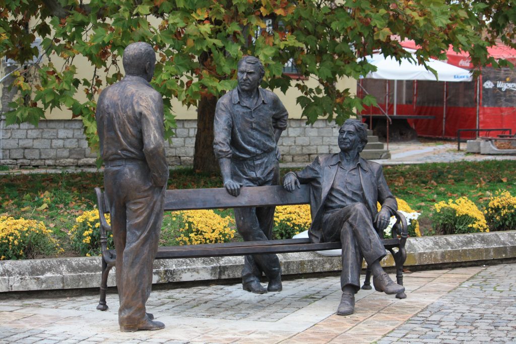 Скулптурна композиция "Земляците" изобразяваща Георги Парцлев, Григор Вачков и Дончо цончев, намираща се на центъра на град Левски