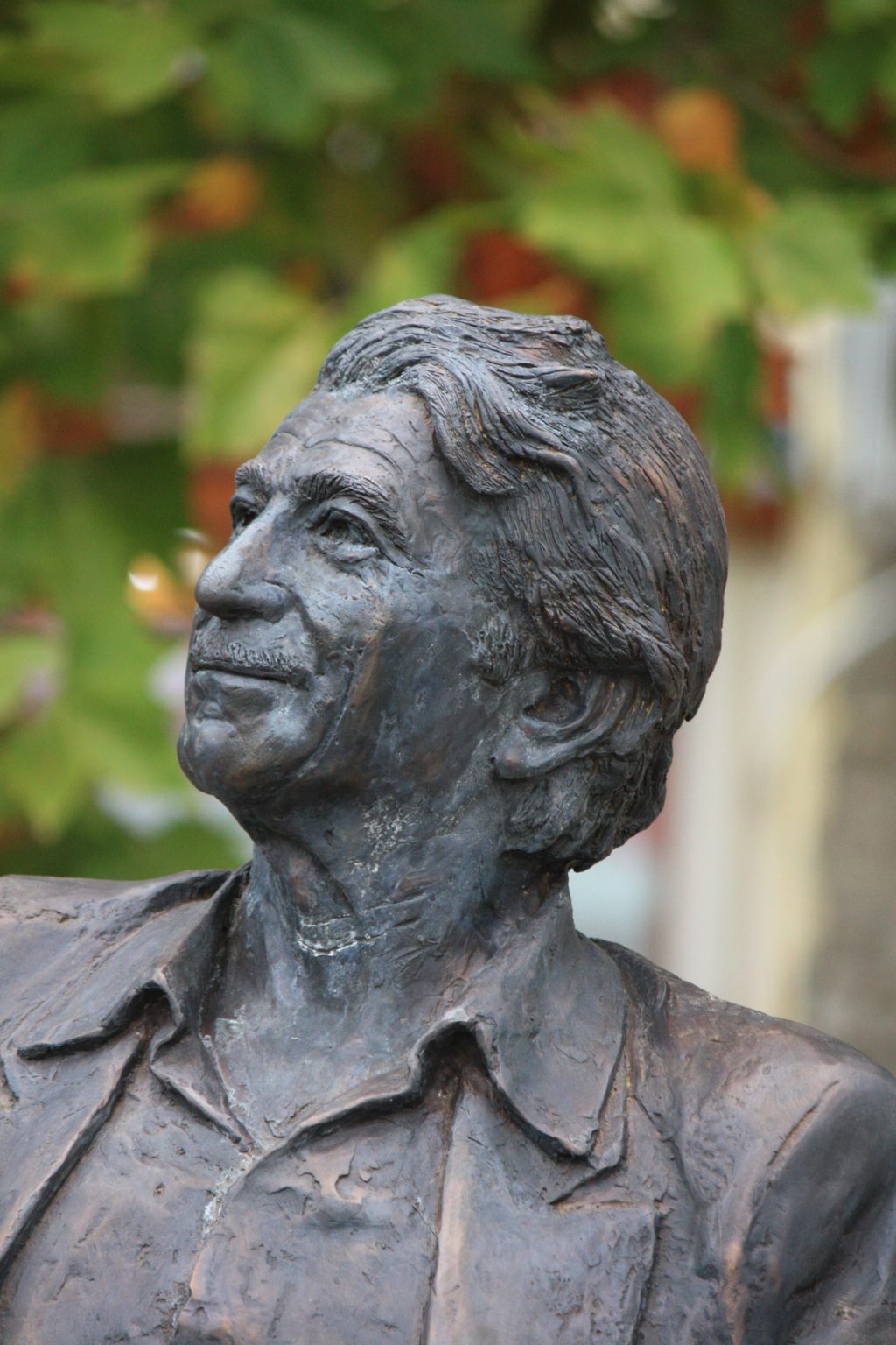 Скулптурна композиция "Земляците" изобразяваща Георги Парцлев, Григор Вачков и Дончо цончев, намираща се на центъра на град Левски