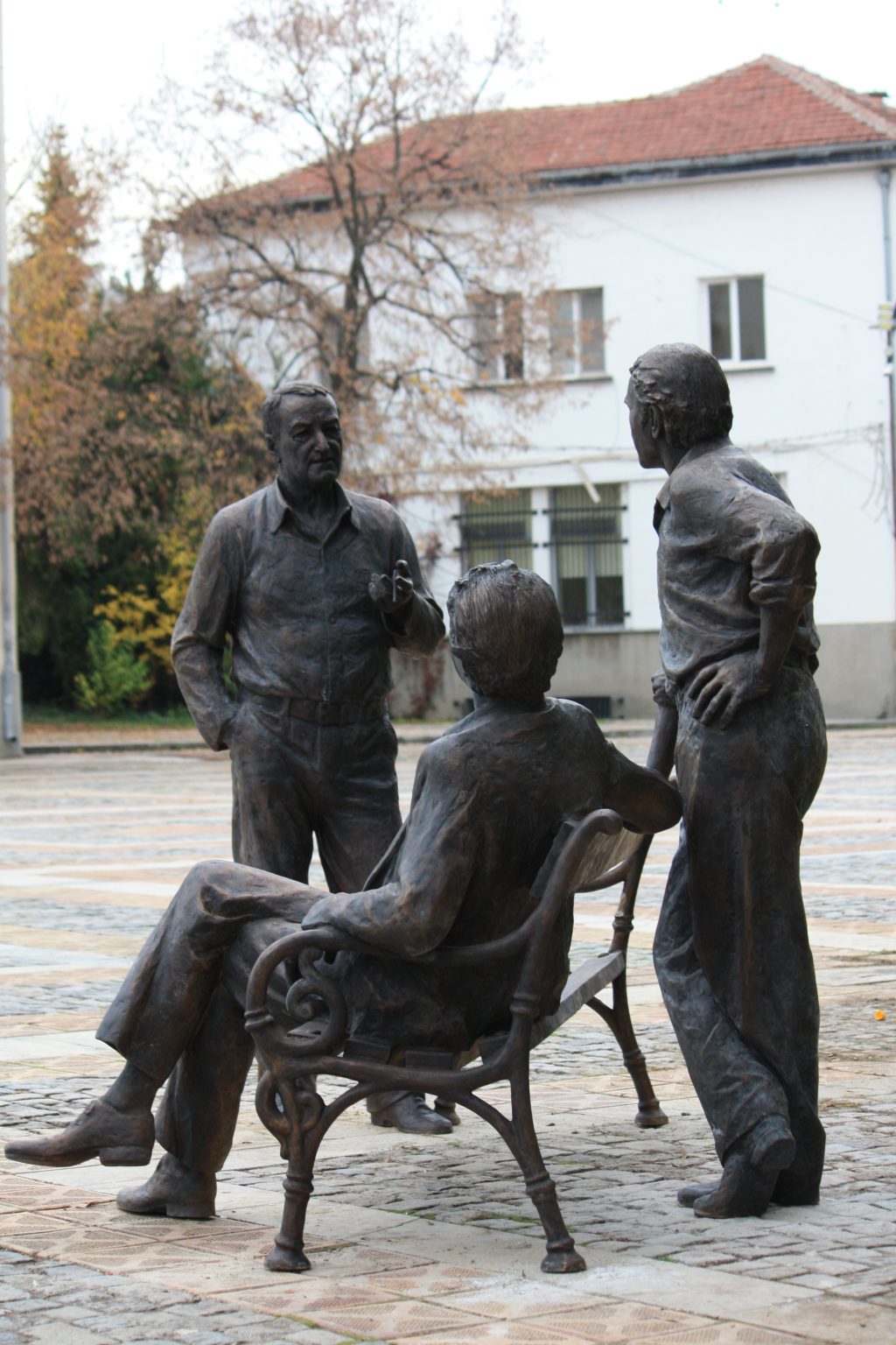 Скулптурна композиция "Земляците" изобразяваща Георги Парцлев, Григор Вачков и Дончо цончев, намираща се на центъра на град Левски