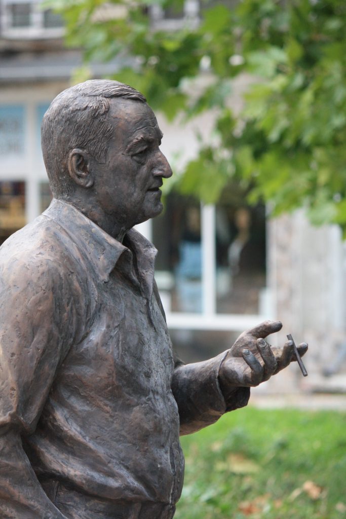 Скулптурна композиция "Земляците" изобразяваща Георги Парцлев, Григор Вачков и Дончо цончев, намираща се на центъра на град Левски