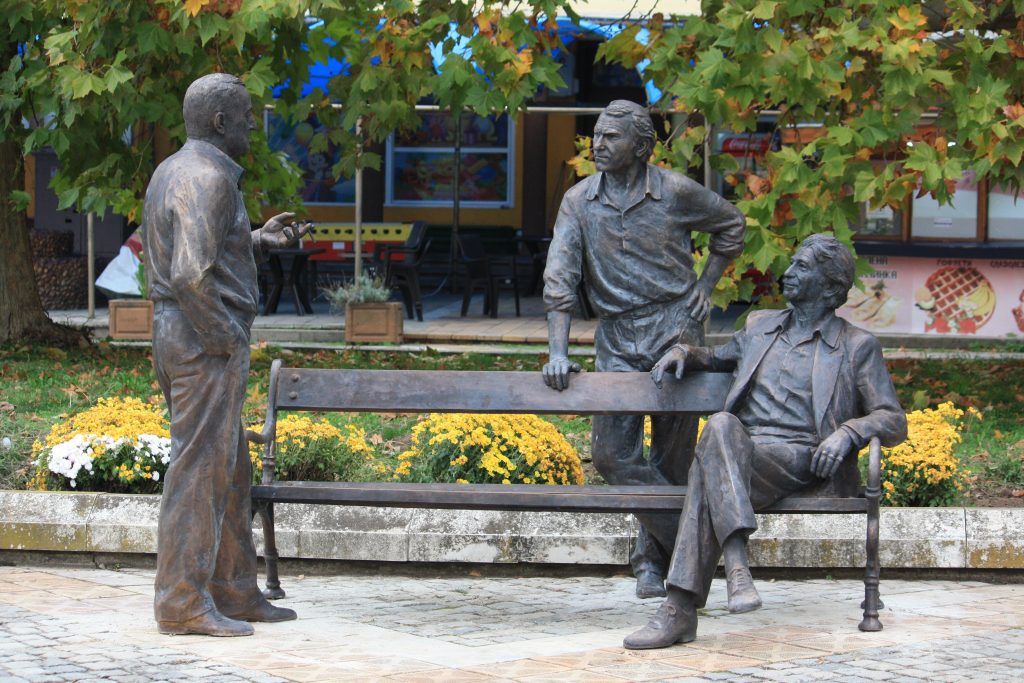 Скулптурна композиция "Земляците" изобразяваща Георги Парцлев, Григор Вачков и Дончо цончев, намираща се на центъра на град Левски