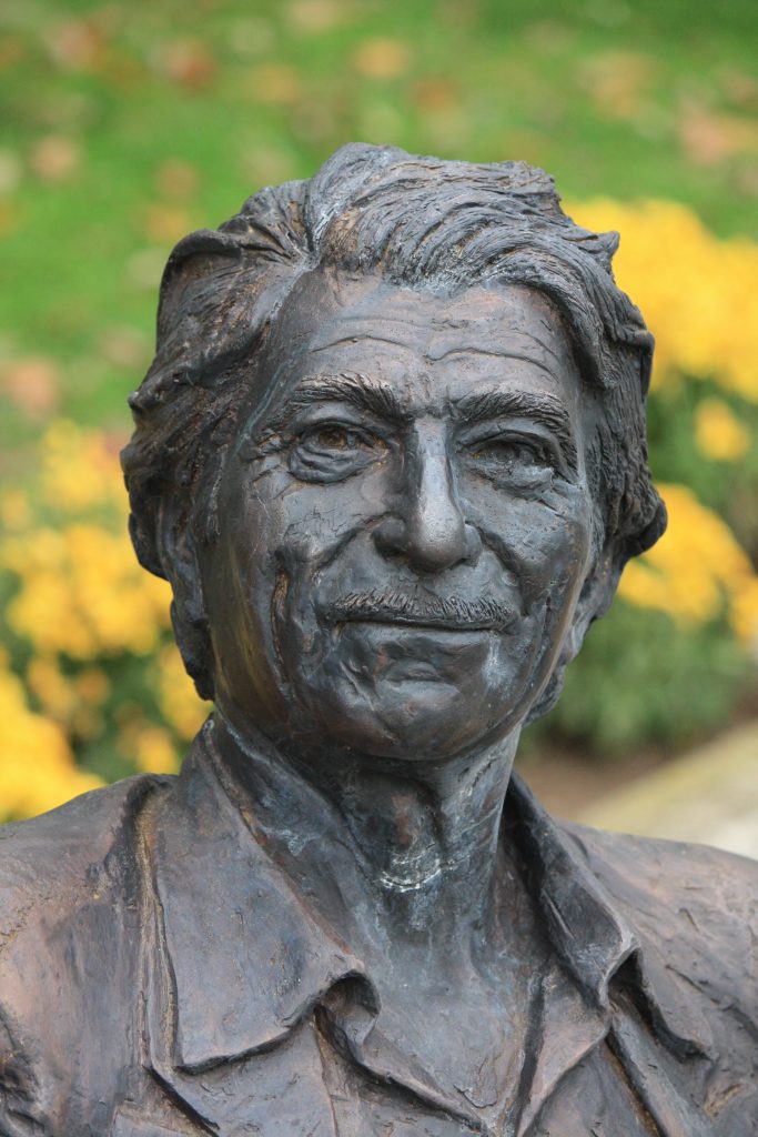 Скулптурна композиция "Земляците" изобразяваща Георги Парцлев, Григор Вачков и Дончо цончев, намираща се на центъра на град Левски