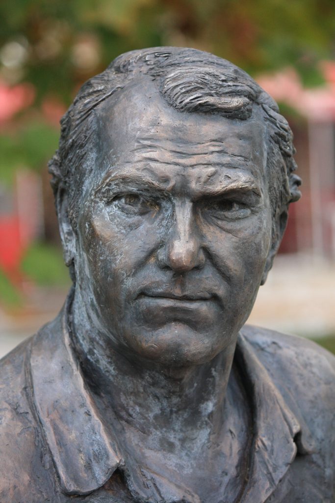 Скулптурна композиция "Земляците" изобразяваща Георги Парцлев, Григор Вачков и Дончо цончев, намираща се на центъра на град Левски