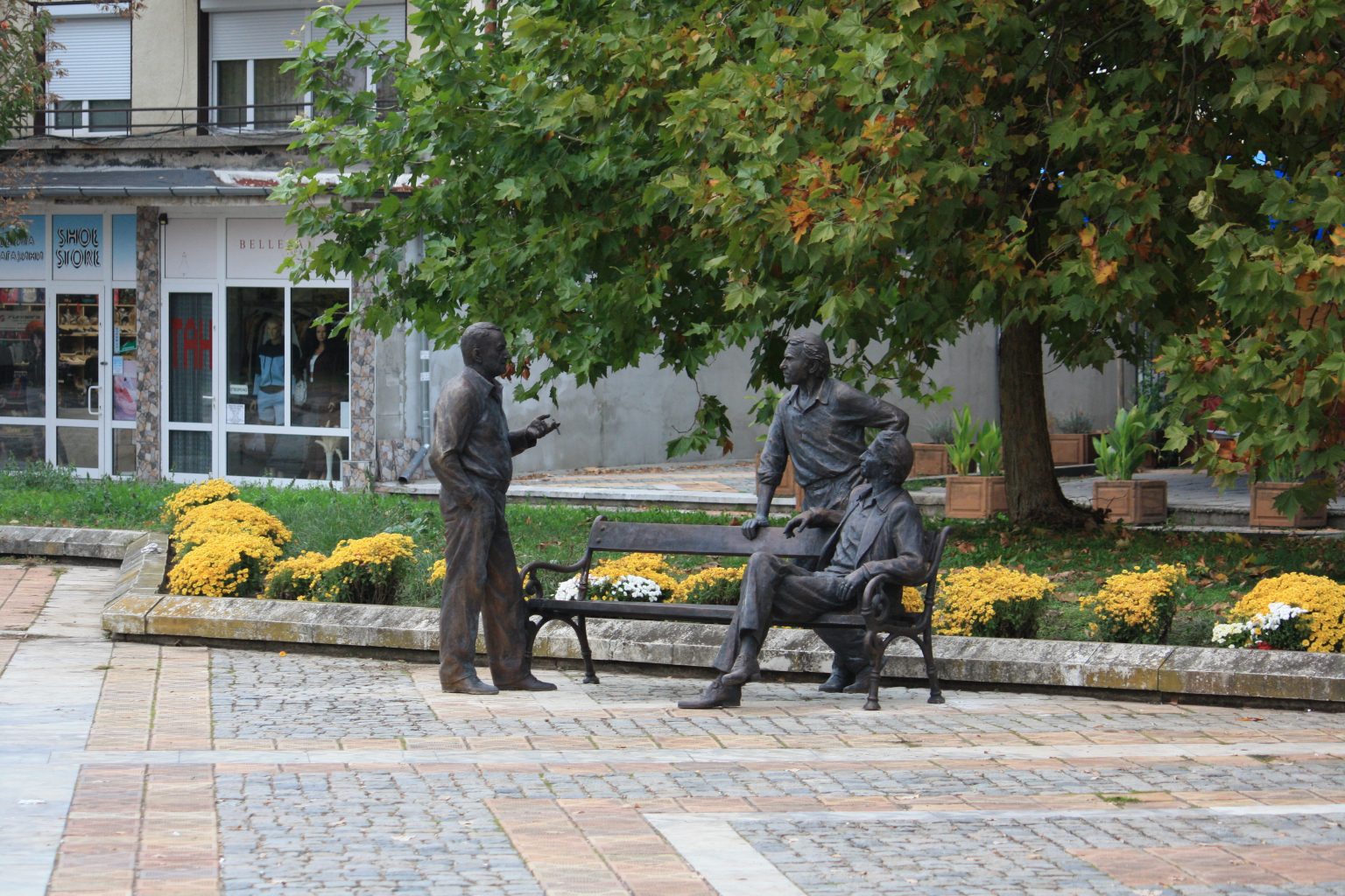 Скулптурна композиция "Земляците" изобразяваща Георги Парцлев, Григор Вачков и Дончо цончев, намираща се на центъра на град Левски